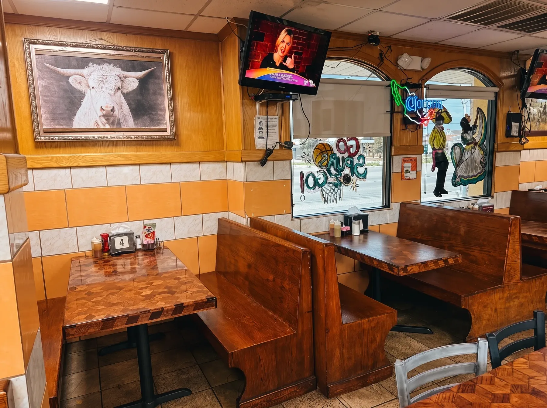 Mesas y booths de madera en el comedor