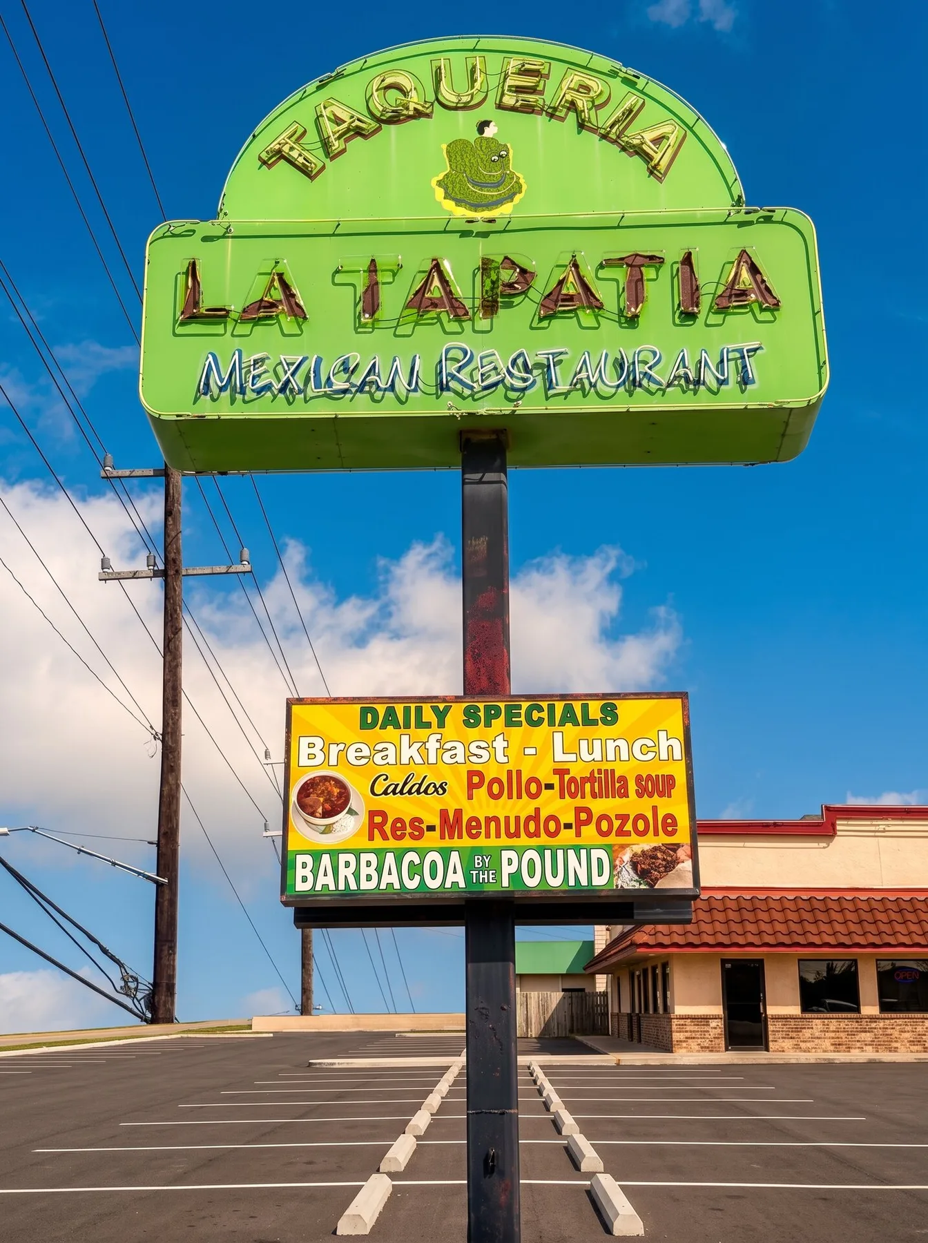 Letrero verde de Taqueria La Tapatia sobre Culebra Road